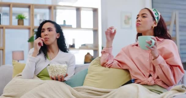 Popcorn Couch Und Entspannte Freunde Die Fernsehen Film Oder Online — Stockvideo
