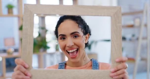 Drôle Visage Une Femme Avec Cadre Photo Dans Une Maison — Video