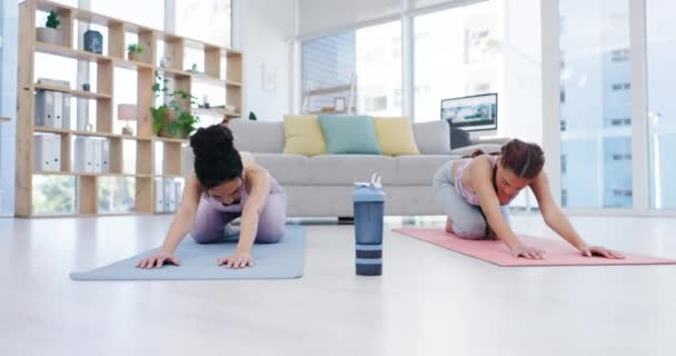 瑜伽或在课堂上与女性一起在禅屋工作室进行冥想 锻炼或健身锻炼 在平静的孩子的训练中 伸懒腰 心平气和或健康的朋友们在家里摆出一副心神的架势 — 图库视频影像