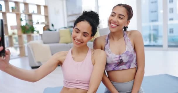Glücklich Yoga Oder Frauen Machen Nach Dem Sport Oder Fitnesstraining — Stockvideo