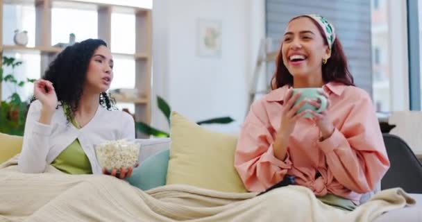 Comer Palomitas Maíz Hablar Amigos Felices Viendo Televisión Entretenimiento Streaming — Vídeo de stock