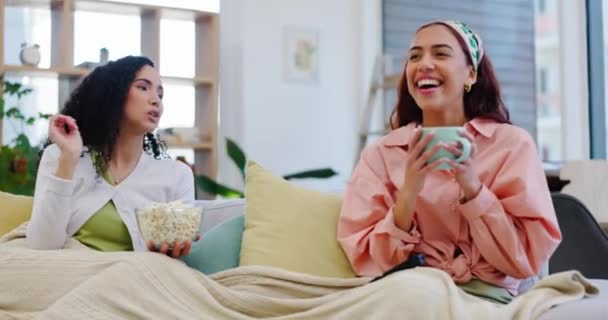 Popcorn Rozmowy Lub Relaks Szczęśliwy Przyjaciele Oglądanie Seriali Telewizyjnych Film — Wideo stockowe