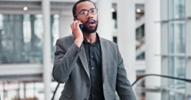 Şirket, iş ve konuşan siyahi adam iş, iletişim ya da iletişim için bir telefon görüşmesi yapıyor. Sabah, yürüyüş ve Afrikalı bir çalışan danışma, konuşma ya da bağlantı için cep telefonundan konuşuyor.