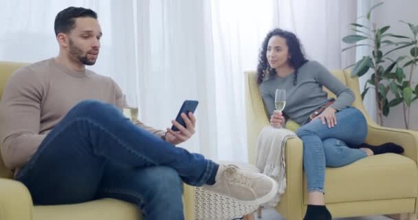 Kadın Erkek Şampanya Bir Partide Telefonla Dinleniyor Sosyal Medya Mobil — Stok video