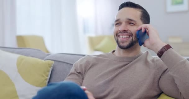 Додому Телефонний Дзвінок Чоловік Дивані Посмішка Смішна Розмова Мережа Розслаблення — стокове відео