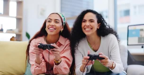 Kız Arkadaşlar Kanepe Oyun Oynamak Için Kutlama Oturma Odasında Rahatlama — Stok video