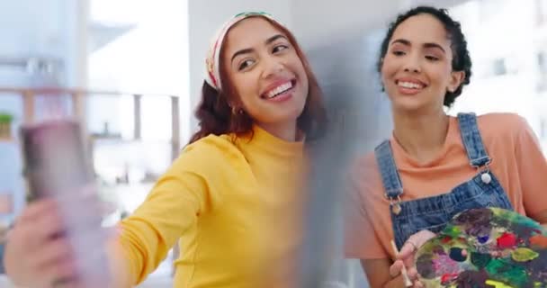 Creative Women Selfie Art Studio Canvas Peace Sign Happy Learning — Stock Video