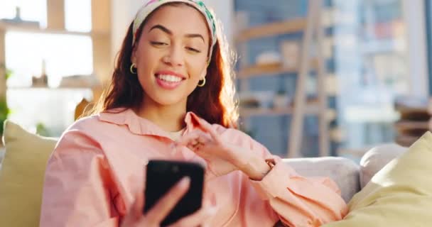 Видеозвонок Телефон Молодая Женщина Гостиной Разговаривают Дуют Поцелуй Приветствия Технологии — стоковое видео