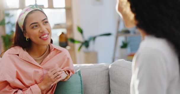 Amigos Relajarse Mujeres Sofá Conversación Chismes Charlar Juntos Casa Comunicación — Vídeos de Stock