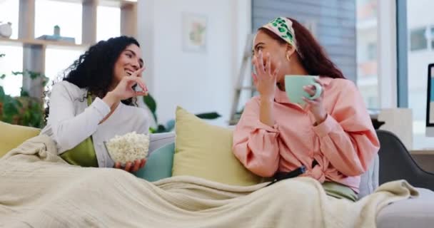 Relax Vrolijke Lachende Vrienden Die Series Kijken Komedie Films Kijken — Stockvideo