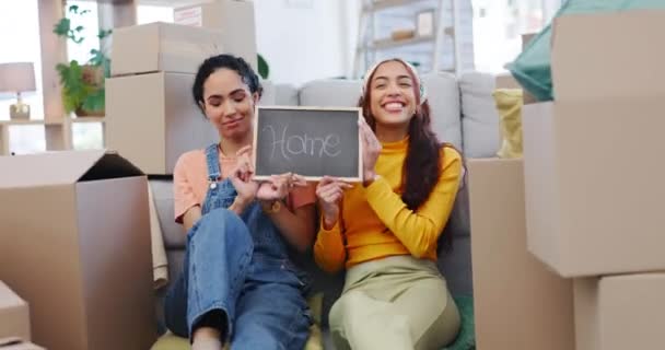 Glückliches Kreidebleiches Und Lesbisches Paar Das Ihrem Neuen Zuhause Gemeinsam — Stockvideo