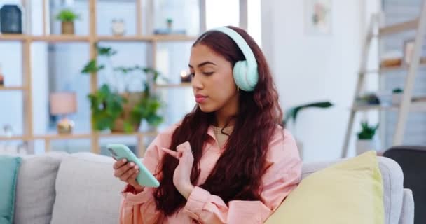Headphones Cellphone Woman Dancing Sofa Living Room Listening Music Playlist — Stock Video