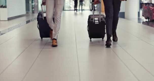 Equipaje Del Aeropuerto Gente Negocios Piernas Caminando Para Viaje Global — Vídeos de Stock