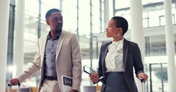 手提箱和商务人士一起在机场散步 一边聊天一边搭国际航班 公司旅行 合作和一个职业男人在酒店和一个女人交谈 — 图库视频影像