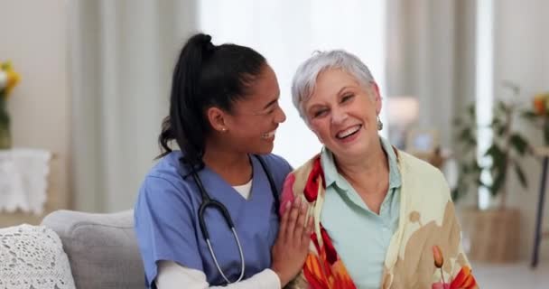 Mutlu Kadın Doktor Hasta Huzurevinde Emeklilikte Huzurevinde Birbirlerine Sarılırlar Kadın — Stok video