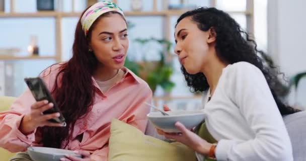 Telefonieren Freunde Und Frauen Heimischen Wohnzimmer Über Klatsch Und Tratsch — Stockvideo