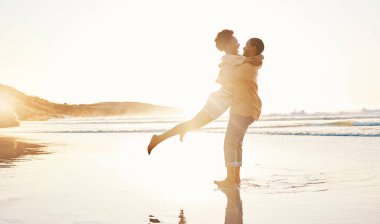 Kumsal, gün batımı ve mutlu çift kucaklaşması, aşk, Güney Afrika tatilinde, seyahatte ya da romantik buluşmada birlikte iyi vakit geçirmenin keyfini çıkar. Evlilik partneri, mutluluk ve heyecanlı insanlar yıldönümü tatilinde kucaklaşır..