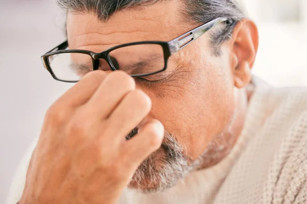 Sfrustrowany Starszy Pan Ból Głowy Zadłużenie Stresie Wypalenie Lub Kryzys — Zdjęcie stockowe
