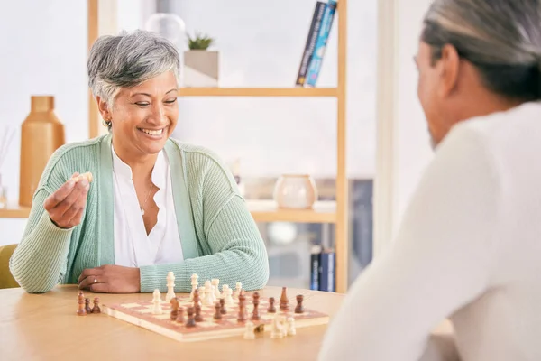 Amigos de xadrez e jogos de tabuleiro na mesa de madeira pensando em  movimento estratégico ou tático em casa grupo sênior de homens jogando e  segurando ou movendo a peça branca para