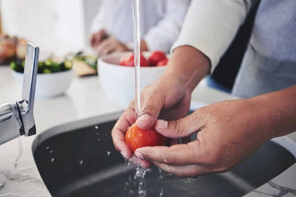 Water Tomato Hands Cleaning Vegetable Cooking Kitchen Basin Sink Home — Stock Photo, Image