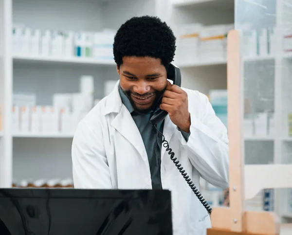 処方および薬のサービスのためのコンピュータの電話 薬局および黒人の男 アフリカの薬剤師がテレヘルス コンサルティング オンラインで講演 — ストック写真