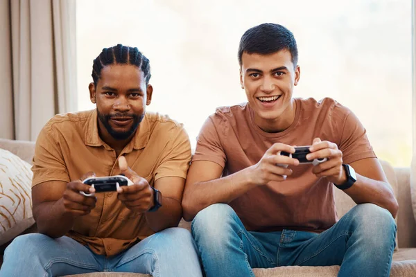 男人们在沙发上玩电子游戏 兴奋地玩乐 在家里客厅和控制器一起在网上放松 在线游戏 Esports和快乐的游戏朋友们在公寓的虚拟应用沙发上玩耍 — 图库照片