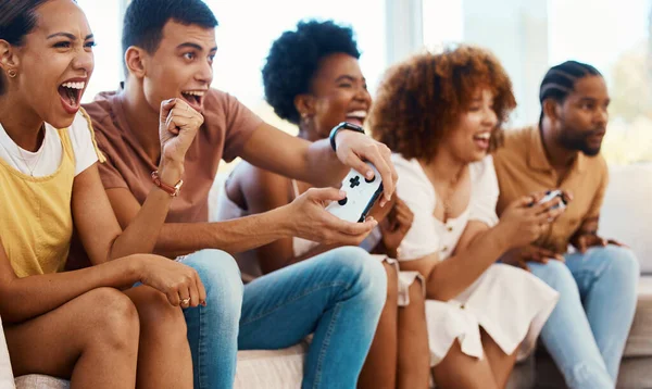 ソファー ビデオゲームの楽しみ コントローラーで遊ぶ家庭のリビングルームで一緒にエキサイティングな友達 オンラインゲーム バーチャルEスポーツアプリ ソファ アパートのゲーマーと女性の幸せなグループ — ストック写真