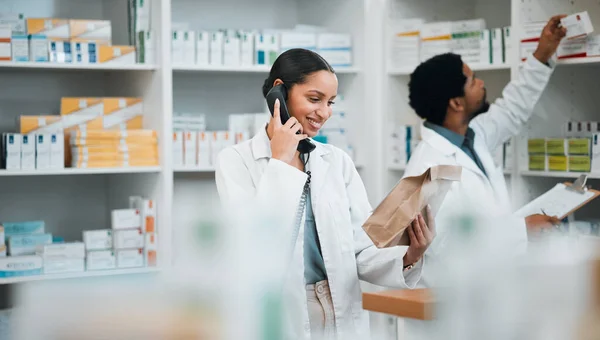 処方および薬の収集サービスのための順序が付いている電話 薬局および女性 幸せな薬剤師がテレヘルス コンサルティング パッケージを担当 — ストック写真