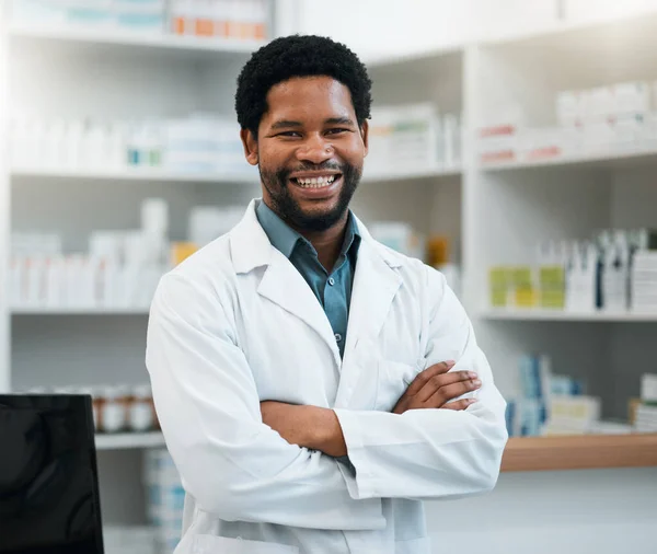 薬剤師 黒人男性 武器は医療 臨床ソリューション サービス サポートのために渡りました 製品在庫 小売マインドセットの薬局の医療従事者の幸せな肖像画 — ストック写真