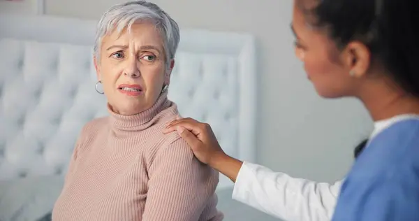 Empatía Consuelo Enfermera Con Una Mujer Mayor Después Diagnóstico Cáncer —  Fotos de Stock