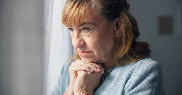 抑郁症 思维障碍和老年妇女在家里带着哀悼和记忆有精神健康问题 年迈的女性 在房子里的忧伤与焦虑 对退休的悲伤与悲伤感到失望 — 图库照片