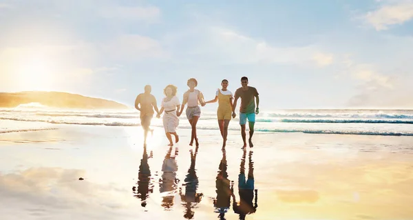 Φίλοι Μαζί Και Περπατώντας Στην Παραλία Ηλιοβασίλεμα Στο Νερό Καλοκαίρι — Φωτογραφία Αρχείου