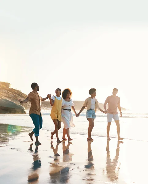 Καλοκαίρι Κρατώντας Χέρια Και Ταξιδεύοντας Φίλους Στην Παραλία Για Ελευθερία — Φωτογραφία Αρχείου