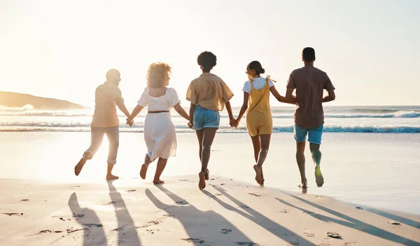 Φίλοι Κρατώντας Χέρια Και Τρέχοντας Ηλιοβασίλεμα Στην Παραλία Καλοκαίρι Διακοπές — Φωτογραφία Αρχείου