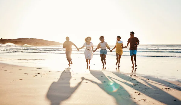 Φίλοι Κρατώντας Χέρια Και Τρέχοντας Ηλιοβασίλεμα Στην Παραλία Καλοκαίρι Περπατώντας — Φωτογραφία Αρχείου