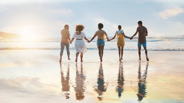 Φίλοι Μαζί Και Κρατώντας Χέρι Στην Παραλία Ηλιοβασίλεμα Καλοκαίρι Διακοπές — Φωτογραφία Αρχείου