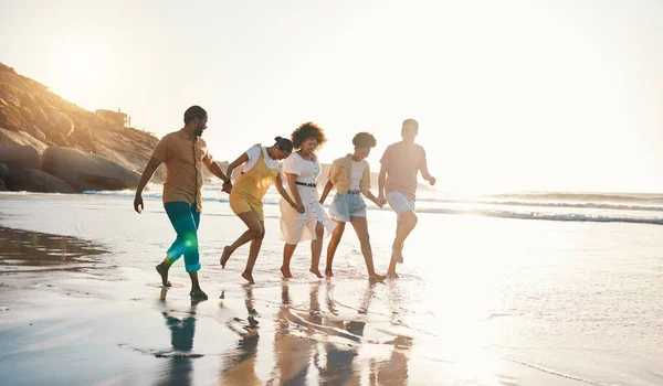Літо Тримаючись Руки Захід Сонця Друзями Пляжі Свободу Підтримку Подорожі — стокове фото