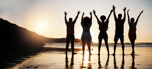 Παραλία Γιορτή Και Πλάτη Φίλων Στο Ηλιοβασίλεμα Χέρια Ψηλά Για — Φωτογραφία Αρχείου