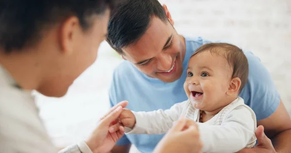 Bebé Jugando Padre Con Mamá Dormitorio Con Felicidad Con Amor — Foto de Stock