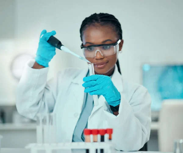 安全および研究 実験室および医学工学の試験管の解決のパイプが付いている黒い女性 バイオテクノロジー ワクチン 科学者 ラボ技術者が血液サンプルをチェック — ストック写真