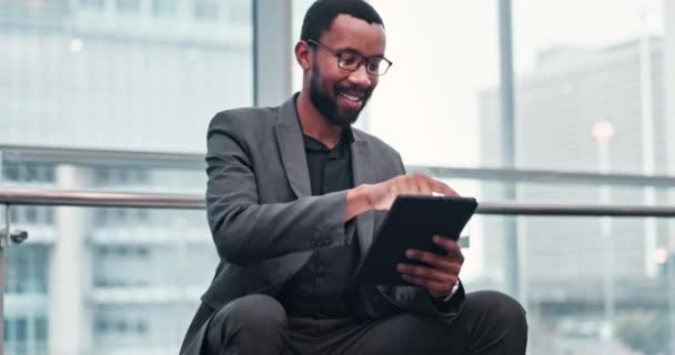 平板电脑和黑人男子在一个工作场所 打字和网络与连接 搜索互联网和通信 快乐的员工和企业家 技术和移动应用 — 图库视频影像