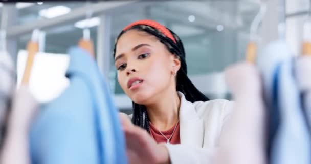 Keuze Winkelen Vrouw Mode Een Winkel Voor Stijl Kleding Koop — Stockvideo