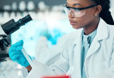 Bilim, düşünce ve laboratuvar, tıp mühendisliği ve aşı araştırmalarında test tüpü olan siyah bir kadın. Biyoteknoloji, ilaç ve tıp, çözümü olan bilim adamı veya laboratuvar teknisyeni