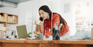 Telefon görüşmesi, dizüstü bilgisayar ve tasarımcı Asyalı bir kadınla moda ofisinde moda siparişi için yaratıcı. Telefonunda perakende satış için konuşan bir kadın çalışanla iletişim, ekomünikasyon ve tasarım..