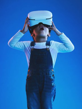 Vay canına, sanal gerçeklik gözlüklü kız ve çocuk, mavi stüdyo arka planında fütürist ve metaevren. VR kulaklıklı çocuk, kişi ve model, ifade ve teknoloji ile gelecek ve çevrimiçi oyun.