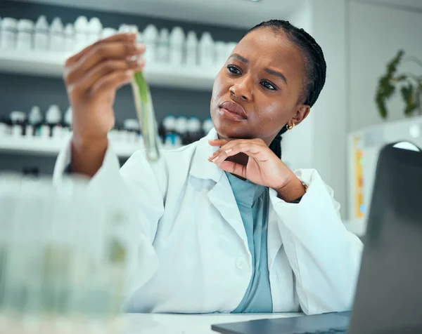 Laboratorium Naukowe Czarna Kobieta Martwić Się Probówki Roślin Błąd Farmaceutyczny — Zdjęcie stockowe