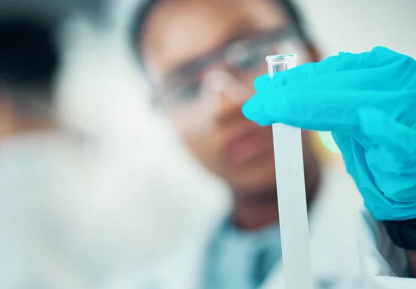 Nauka Niewyraźne Tło Kobieta Probówką Laboratorium Inżynieria Medyczna Makieta Biotechnologia — Zdjęcie stockowe
