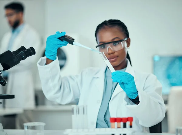実験室および医療技術ソリューションのテスト管を持つ黒人女性 バイオテクノロジー ワクチン研究 ピペット 科学者またはラボ技術者の検査サンプルの液体 — ストック写真