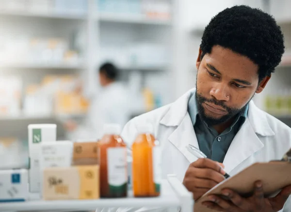 薬剤師 チェックリスト 医薬品在庫 ヘルスケアストック 品質保証の検査 医学アフリカの男性または医師は 製品または薬局の丸薬のクリップボードに書いています — ストック写真