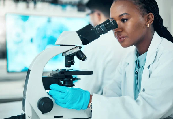 医薬品研究のための研究室で顕微鏡 女性科学者 バイオテクノロジー機器を用いた分子解析に携わるプロフェッショナル 科学的 アフリカの女性研究者 — ストック写真